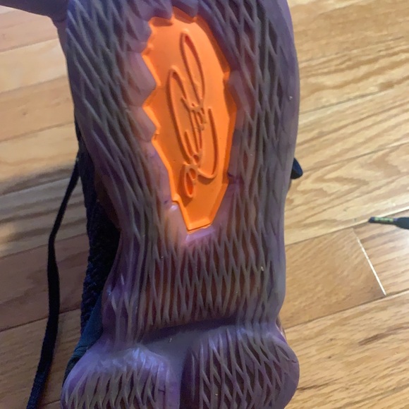 Lebron 17 ‘Monstar’ like new barely worn mens shoes - Picture 4 of 4